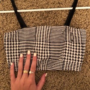 (S) Black and white mid-stomach crop top